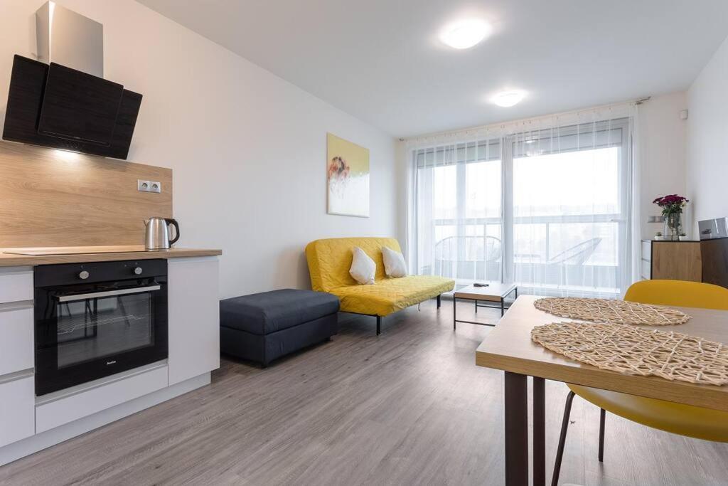 Yellow Apartment With Parking Prága Kültér fotó