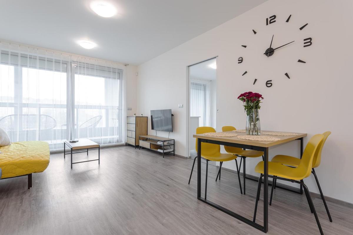 Yellow Apartment With Parking Prága Kültér fotó